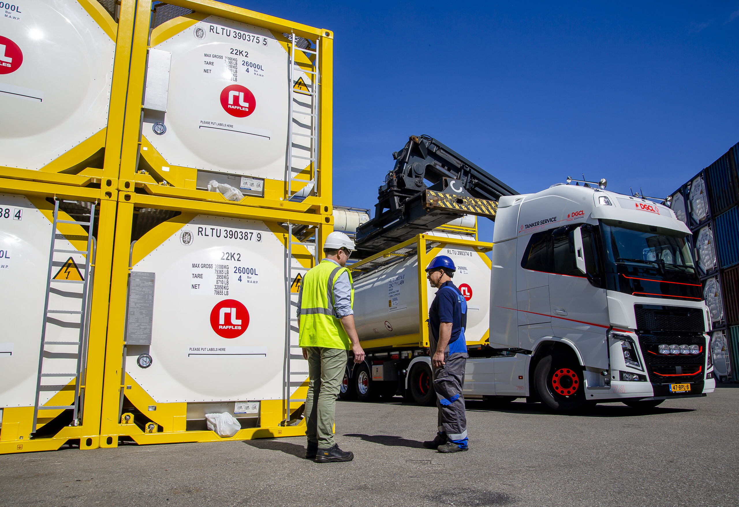 Raffles lease tank container T11 26000 L with technician