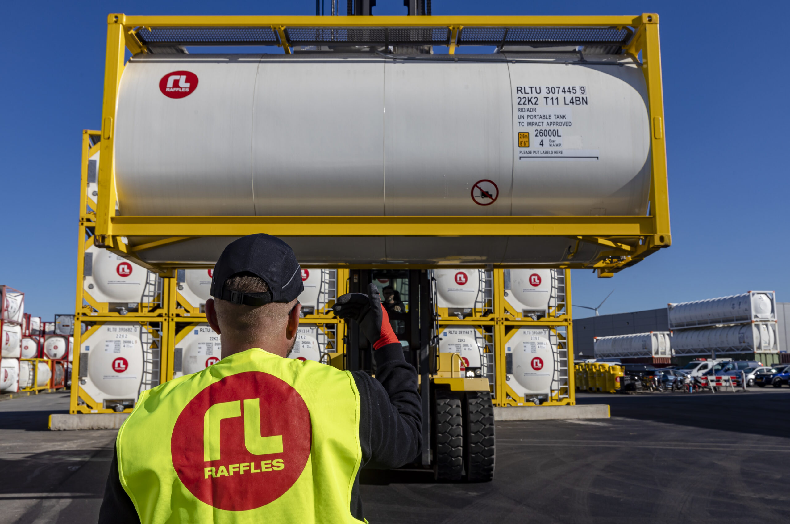 man move tank container 26000 Liter with baffles with lift - raffles lease