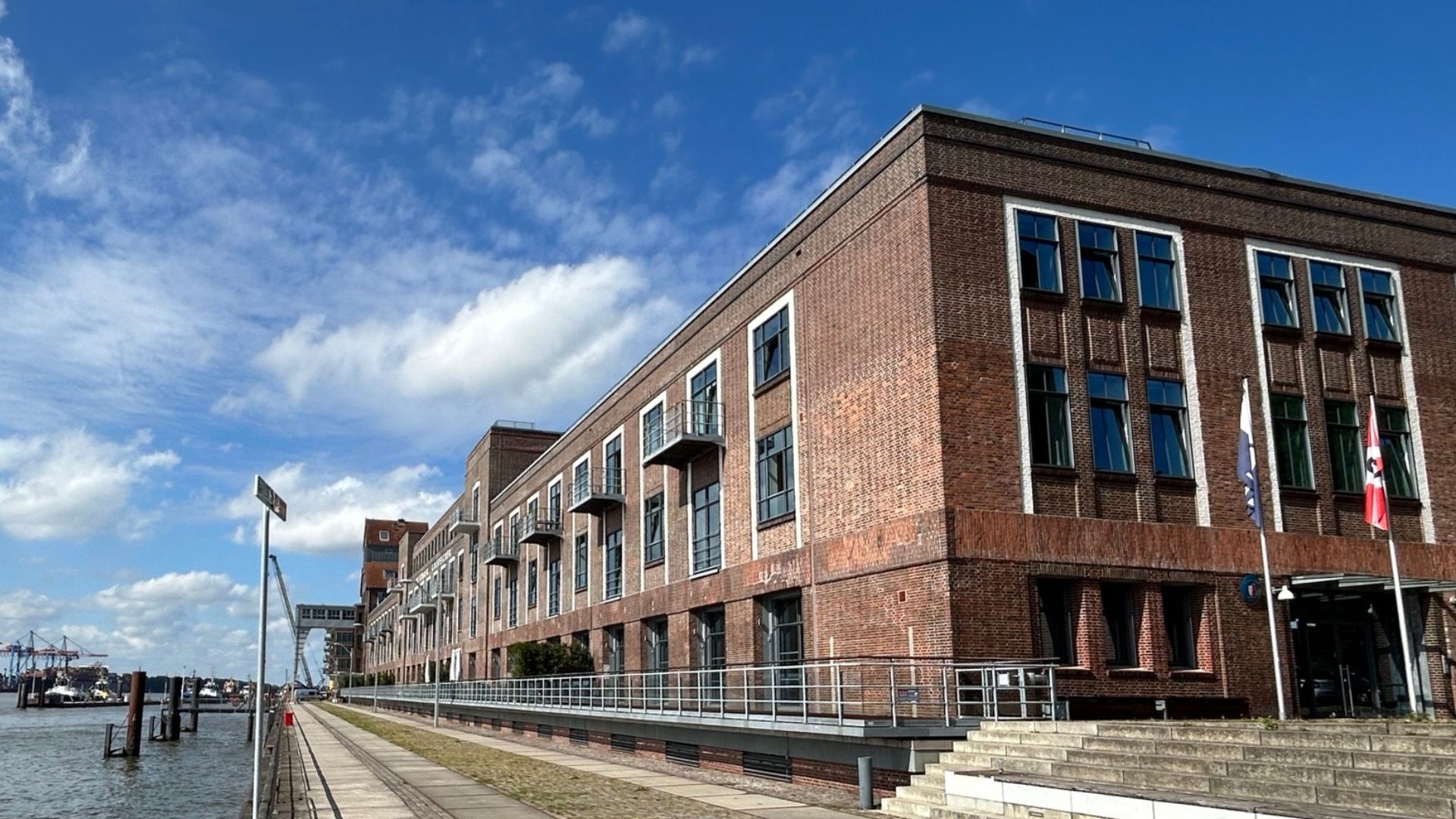 RAFFLES LEASE HAMBURG NEW OFFICES - EXTERIOR