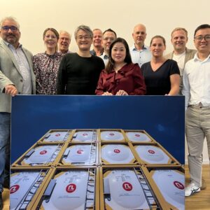 RAFFLES LEASE HAMBURG NEW OFFICES - picture all EMPLOYEE