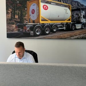 RAFFLES LEASE HAMBURG NEW OFFICES - with EMPLOYEE